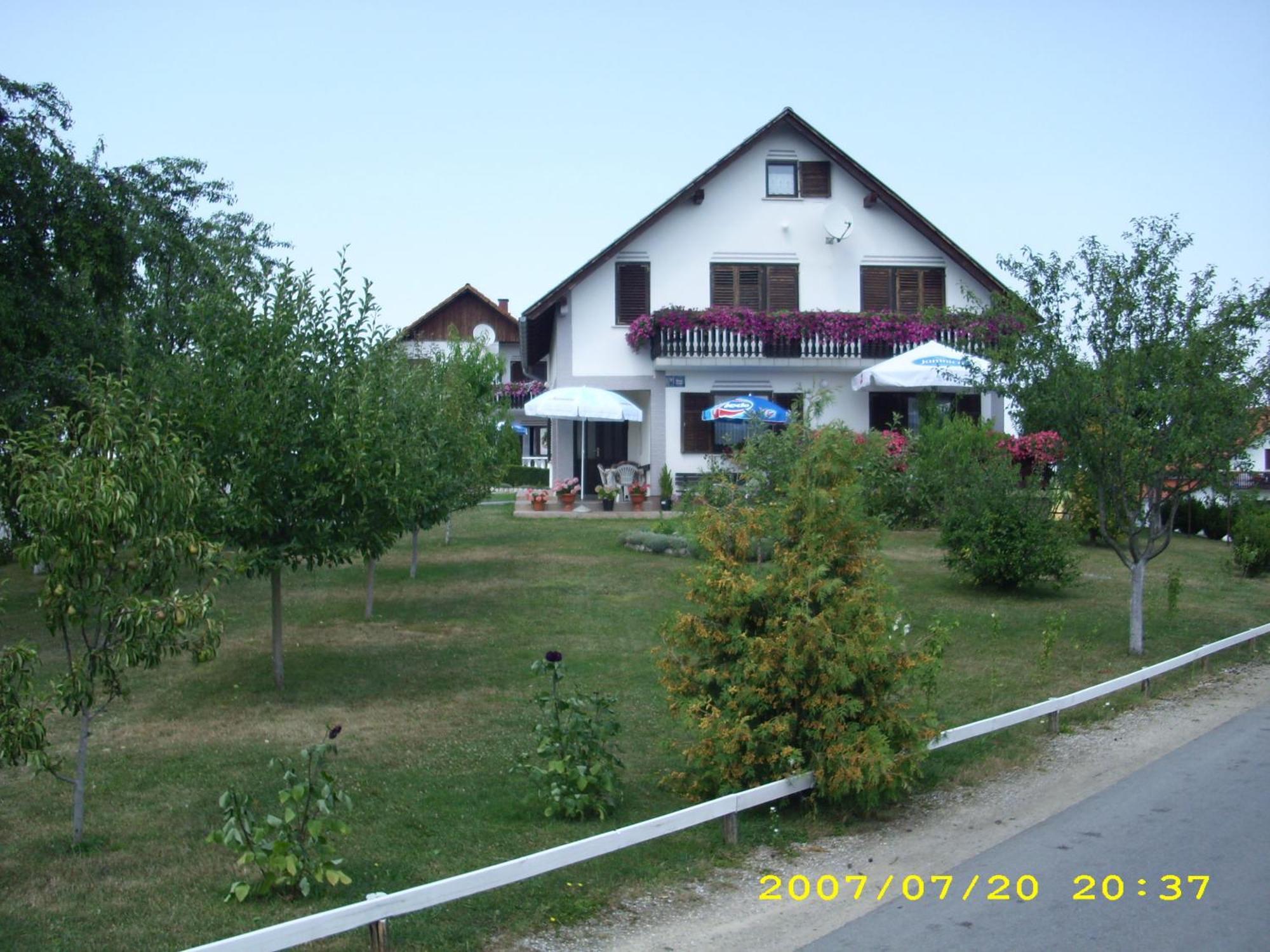 Guest House Adrijana Seliste Dreznicko Exteriör bild