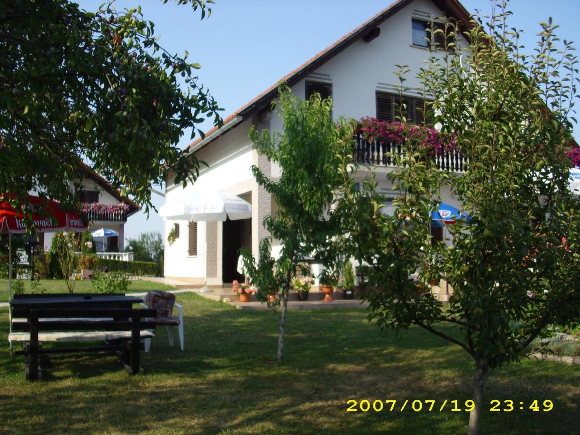 Guest House Adrijana Seliste Dreznicko Exteriör bild